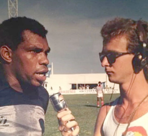 Neneca, então na Votuporanguense sendo entrevistado por Rogério Assis (Rádio Clube) em 1986, no Estádio Plínio Marin. Foto: arquivo pessoal de Neneca