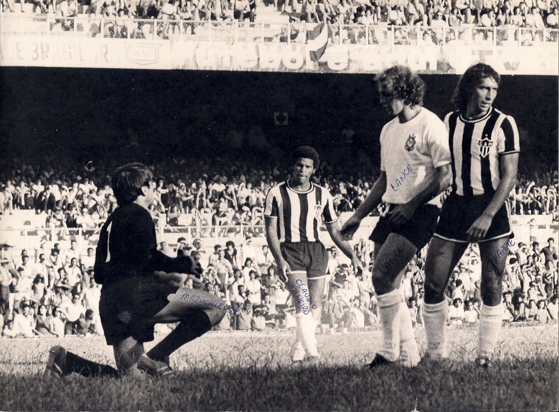 Atlético-MG x Corinthians em 1972, no Mineirão. Na foto, o goleiro Mazurkiewisk, Cláudio Mineiro, Lance e Grapete. Foto: arquivo pessoal de Lance