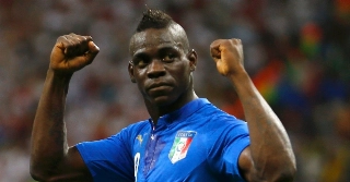 Balotelli sofre lesão muscular e acaba cortado da seleção italiana