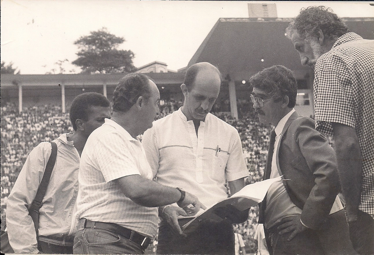 Rubens Minelli, segundo da esquerda para a direita, ao lado de Lance, então supervisor do Corinthians, em 1982, no Pacaembu. O último, à direita, é José Izar. Foto: arquivo pessoal de Lance