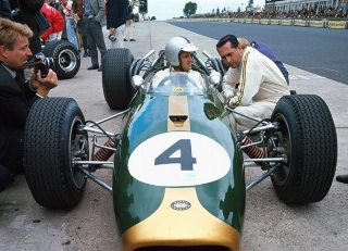 No cockpit de sua Brabham-Repco, conversando com o conterrâneo Jack Brabham. Foto: Divulgação