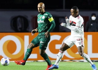 Treinador do Galatasaray afirmou que o volante está disposto a voltar ao time turco. Foto: Cesar Greco