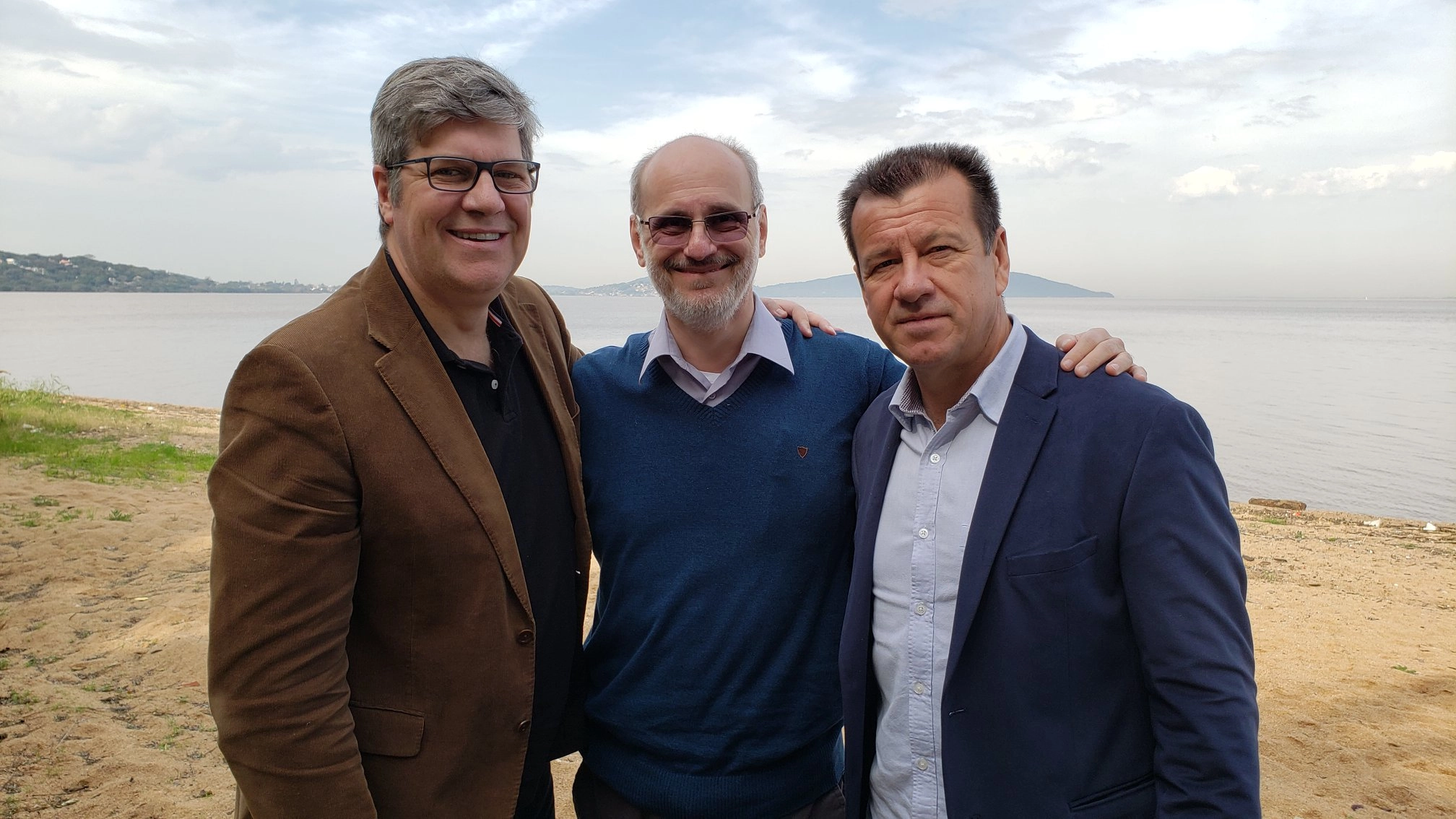 Em 4 de agosto de 2019, Felipe Vieira, Ricardo Orlandini e Dunga, na margem do Rio Guaíba, em Porto Alegre. Foto: arquivo pessoal de Felipe Vieira 