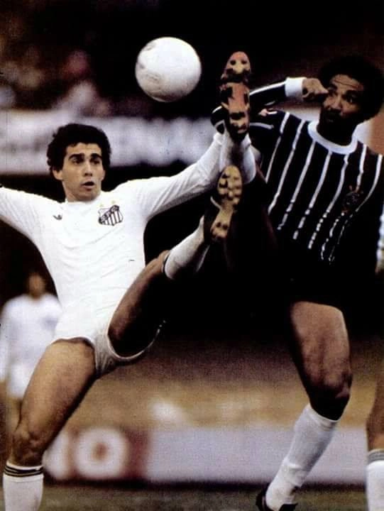 Pita disputa a bola com Gerald&atilde;o durante cl&aacute;ssico entre Santos e Corinthians no Morumbi, em 1978. Foto: Reprodu&ccedil;&atilde;o