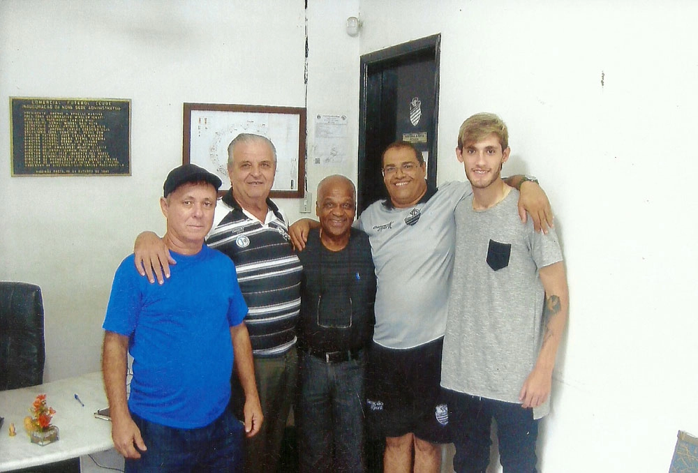 Visita dos amigos. Da esquerda para a direita, Antônio, Tomires, Maritaca (ex-Corinthians), Fábio e um amigo. Foto envida por Tomires