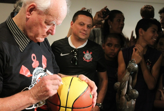 Wlamir autografa bola de basquete a pedido de um admirador, no dia em que foi eternizado na Calçada da Fama, 25 de agosto de 2012. Foto: Ricardo Biserra