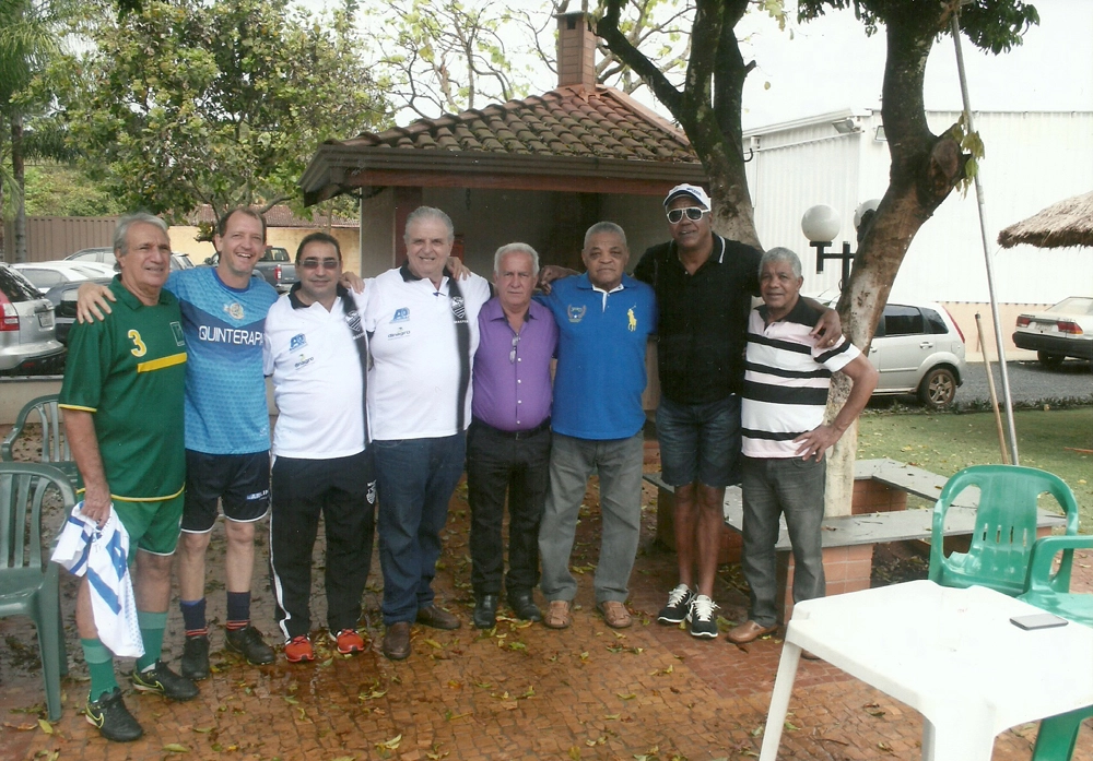 Encontro com ex-craques. Da esquerda para a direita, Eurico, Júlio, Betinho, Tomires, Caetano (fotógrafo), Píter (o Muralha Negra), Serginho Chulapa e Ferreira. Foto enviada por Tomires