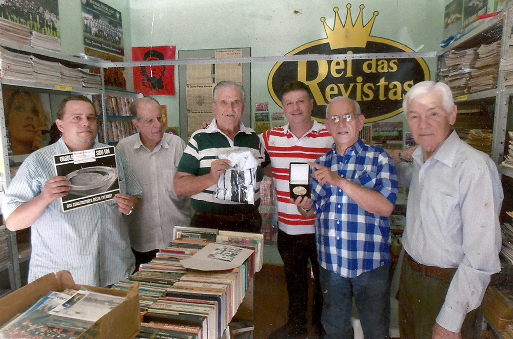 Visita de Fernando Solera, para a entrega do Cartão do Comercial e de uma camisa. Da esquerda para a direita, Carlos, Henrique (ex-jogador e técnico), Tomires, Emerson Gaspari (escritor do livro Poetas da Bola), Fernando Solera e Doca (ex-jogador). Foto enviada por Tomires