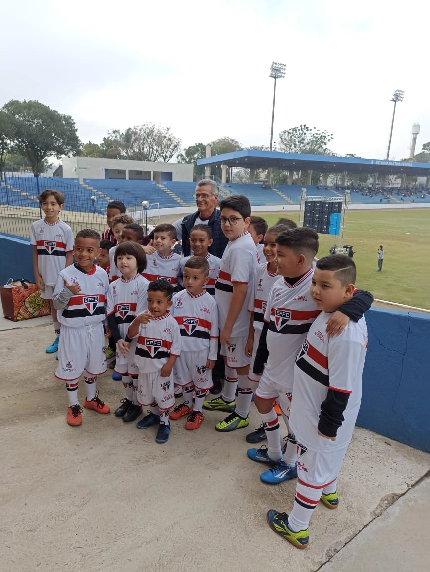 Peixinho com a garotada tricolor em 27 de julho de 2022, aniversário de São José dos Campos, o Jogo da Paz, entre os maters do São Paulo e do São José, que terminou empatado em 1 a 1. Foto enviada por José Edvaldo Tietz