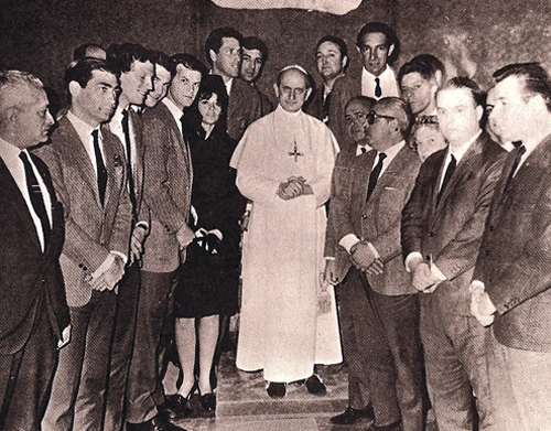 Foto de 1967 mostra o time de basquete do Corinthians sendo recebido pelo papa Paulo VI durante viagem à Europa. Solange Bibas é o primeiro à esquerda. Seguem o saudoso jornalista Renzo, Peninha, Renê, Wlamir e sua esposa Cecília, Eduardo, Ortiz, Ubiratan, Ramon Peñarrubia, João Crivelente Neto, José Cláudio Siqueira Reis, dirigentes, Bocalatto, o professor Moacir Daiuto e sua esposa, e o jornalista Vale