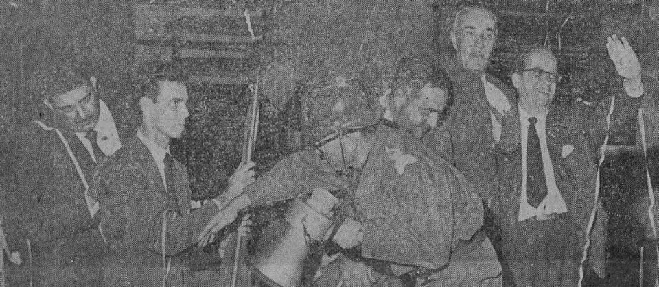 Da esquerda para a direita, no caminhão de bombeiros com os campeões da Copa de 1958: Otávio Munis, Zagallo e Vicente Feola (atrás do bombeiro) são os três primeiros. O último é Paulo Machado de Carvalho. Foto: arquivo pessoal de Octávio Muniz Filho