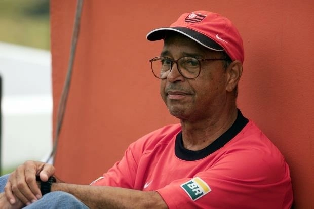 Em 2000, Carlinhos teve sua última passagem como técnico do Flamengo. Foto: Reprodução