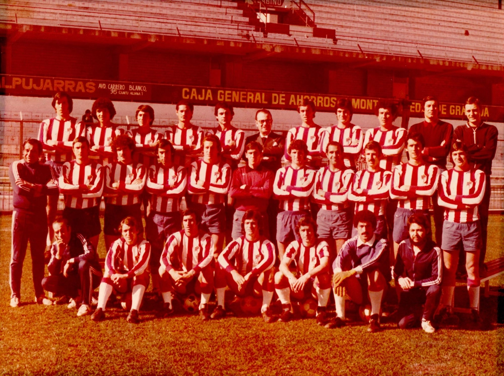 Elenco do Granada em 1977, com três brasileiros. Na fileira do meio, o primeiro em pé é Vavá (treinador). Entre os agachados, o primeiro é Valdir Joaquim de Moraes e o quinto é Willian Gamboni (o Fera).  Foto:arquivo pessoal de Willian Gamboni