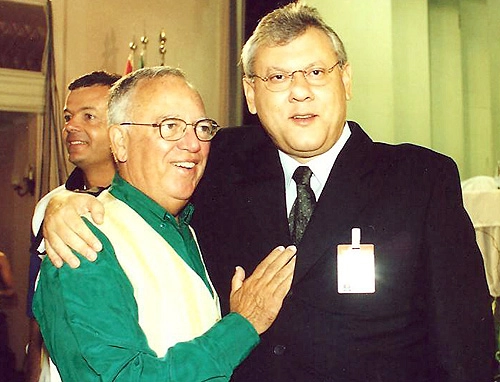 Armando Nogueira e Milton Neves, em 2000, na linda Joinville. Atrás, o excelente Lars Grael.