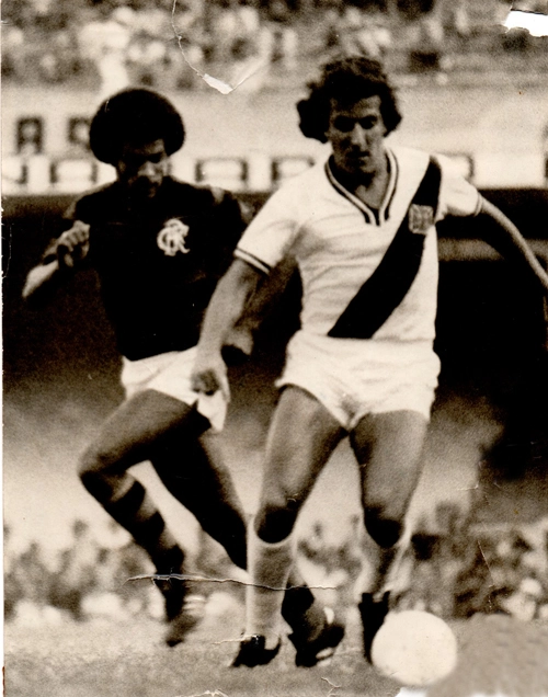 Merica acompanha Willian Gamboni durante confronto entre Flamengoe e Vasco no Maracanã em 1976.  Foto:arquivo pessoal de Willian Gamboni