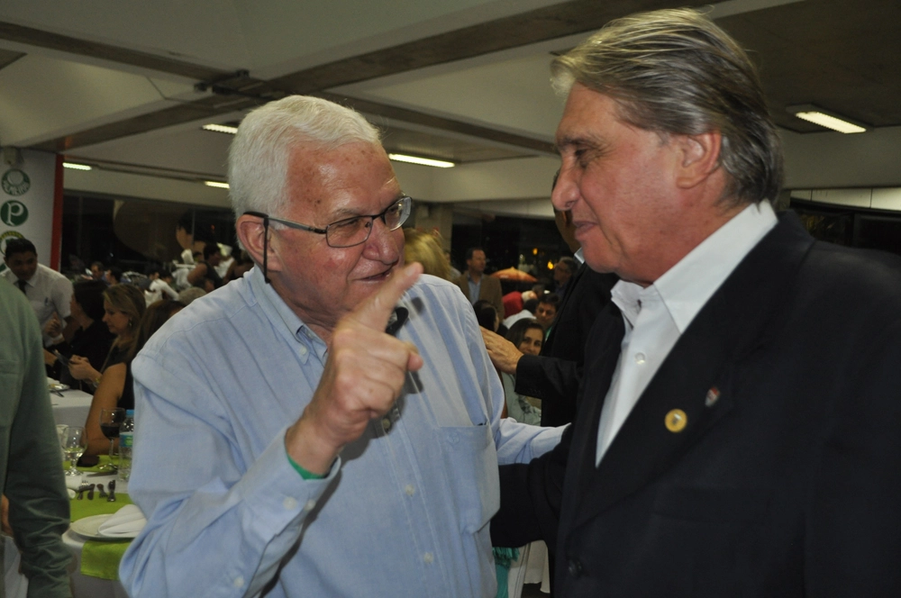 O historiador Pedro Luiz Boscato conversa com Écio Pasca na festa em homenagem aos ex-jogadores do Palmeiras, em 20 de setembro de 2014, no restaurante do Parque Aquático do Palestra Itália. Foto: Marcos Júnior/Portal TT