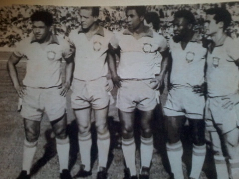 Da esquerda para a direita: Guarrincha, Ademir da Guia, Flávio, Pelé e Rinaldo, com a camisa da Seleção Brasileira. Foto: reprodução