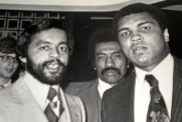 Muhammad Ali (à esquerda). Quando perdeu o título em 1967, passou pelo pior momento em sua vida. Foi proibido de praticar o boxe por longos e demorados três anos e meio, devido ter recusado a lutar na Guerra do Vietnã