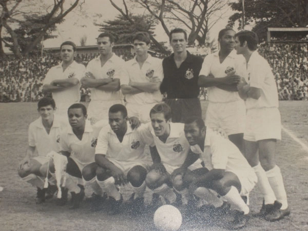 Em 23 de janeiro de 1969, o Santos parou uma guerra na cidade em Kinshasa, no Congo, na África. O Peixe perdeu por 3 a 2, em pé: Turcão, Ramos Delgado, Marçal, Joel Camargo e Rildo; Agachados: Manoel Maria, Lima, Pelé, Toninho Guerreiro e Edu. Enviado por Emerson Marçal. 