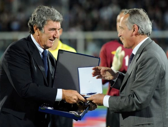 O ídolo recebendo uma homenagem pelos seus 70 anos completados em 2012. Foto: Fifa