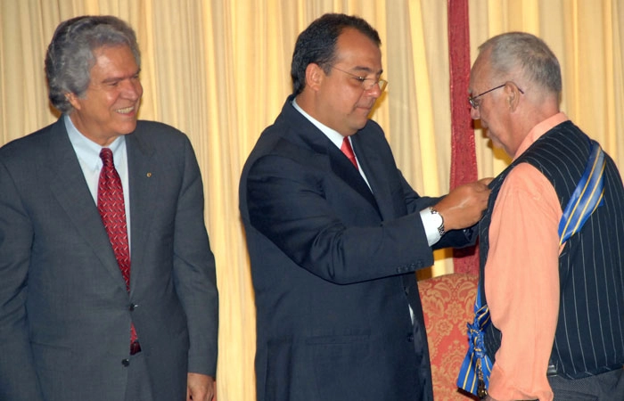 Armando Nogueira é homenageado pelo Governador do Rio de Janeiro, Sérgio Cabral Filho e pelo Ministro das Telecomunicações,  Hélio Costa, em 2009.
