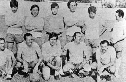 Acima, veja o time formado pelos jornalistas brasileiros na Copa do México, em 1970. Em pé: Antônio 