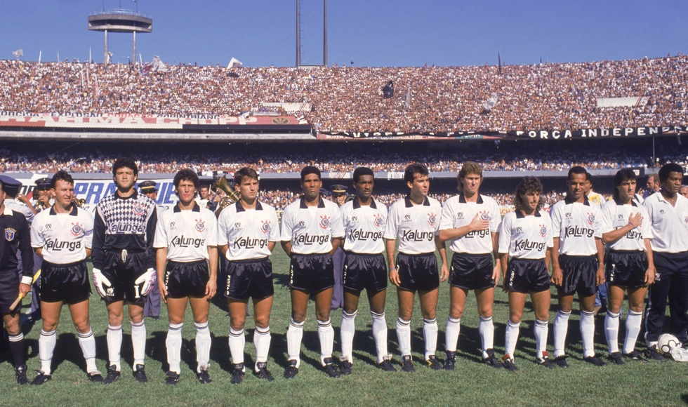 Corinthians, campeão brasileiro de 1990. Da esquerda para a direita, Neto, Ronaldo Giovanelli, Márcio Bittencourt, Giba, Jacenir, Guinei, Marcelo Djian, Wilson Mano, Tupãzinho, Mauro Van Basten e Fabinho