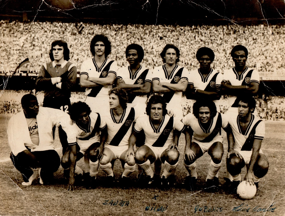 Equipe do Vasco em 7 de setembro de 1975, antes de enfrentar o Flamengo no então lindo Maracanã. Em pé, da esquerda para a direita: Mazaropi, Joel Santana, Alcir Portela, Moisés, Toninho e Deodoro. Agachados: Pai Santana, Freitas, Zanata, Willian, Roberto Dinamite e Luis Carlos Tatu.  Foto:arquivo pessoal de Willian Gamboni