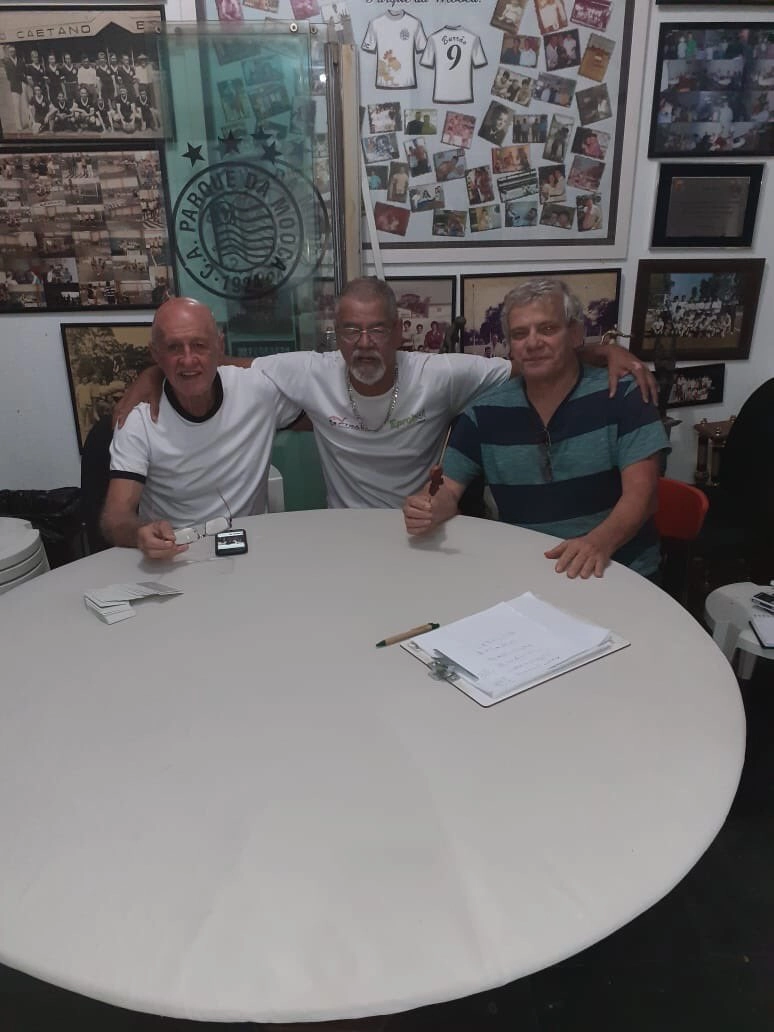 Manfrini é o último da esquerda para a direita, com amigos em 2020