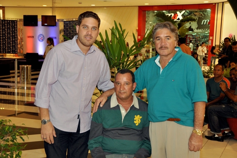 Maílson (sentado), sempre rodeado de amigos. Foto enviada por Carlos Alberto Gomes Diniz