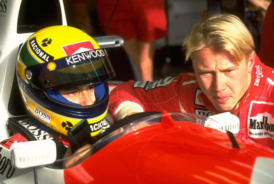 Ayrton Senna e Mika Hakkinen em 1993, ano em que foram companheiros de equipe na McLaren. Foto: Divulgação