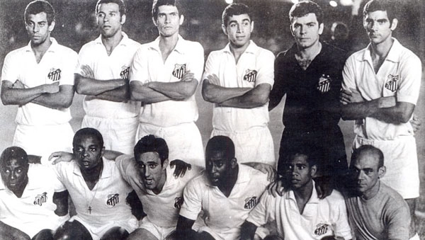 Time do Santos, em pé: Carlos Alberto Torres, Ramos Delgado, Marçal, Clodoaldo, Cláudio e Rildo. Agachados: Edu, Lima, Toninho Guerreiro, Pelé, Abel e o massagista Macedo. Foto enviado por Emerson Marçal. 