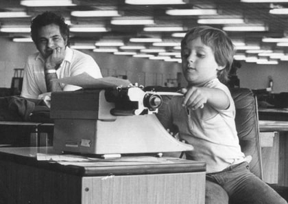 Roberto Avallone observa o seu filho Caio datilografar em uma Remington na velha redação do Jornal da Tarde em São Paulo. Crédito da foto: Blog do Roberto Avallone