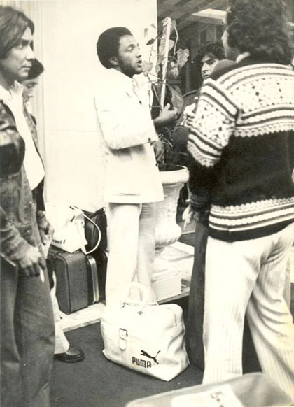 O polêmico craque da década de 70, Paulo César Caju é entrevistado por Roberto Avallone (de costas). <font color=#FF0000><B>Crédito da foto: Blog do Roberto Avallone</B></font>