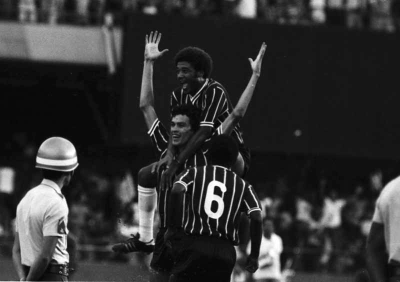 Sócrates comemora o primeiro gol na decisão do Paulista de 79 contra a Ponte, disputada em 10 de fevereiro de 1980. O Timão venceu por 2 a 0 (o outro gol foi de Palhinha). Romeu Cambalhota festeja 