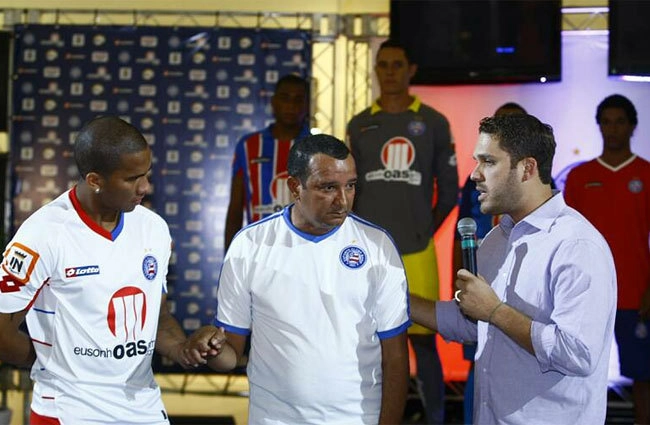 Em 2010. Jael, Maílson e um diretor do Bahia. Foto enviada por Carlos Alberto Gomes Diniz