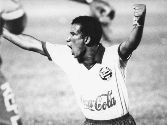 Maílson comemorano gol pelo Bahia na década de 80. Foto enviada por Carlos Alberto Gomes Diniz