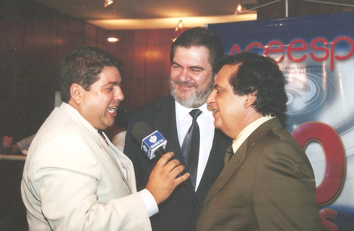 Na festa da Associação dos Cronistas Esportivos do Estado de São Paulo, em 2002. O repórter da TV Gazeta Luís Henrique Gurian, Afanásio Jazadji e Roberto Avallone