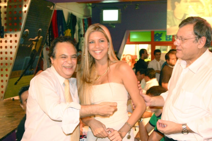 Da esquerda para a direita, Roberto Avallone brinca com Renata Fan, enquanto Milton Neves (à direita da foto) observa