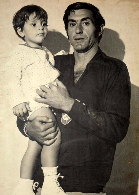 Em 1970, com a filha caçula Pati, então com dois anos. Foto enviada por Pati Venerando, filha de Félix