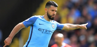 Presidente do City afasta especulações sobre saída de Agüero: "Ridículo"