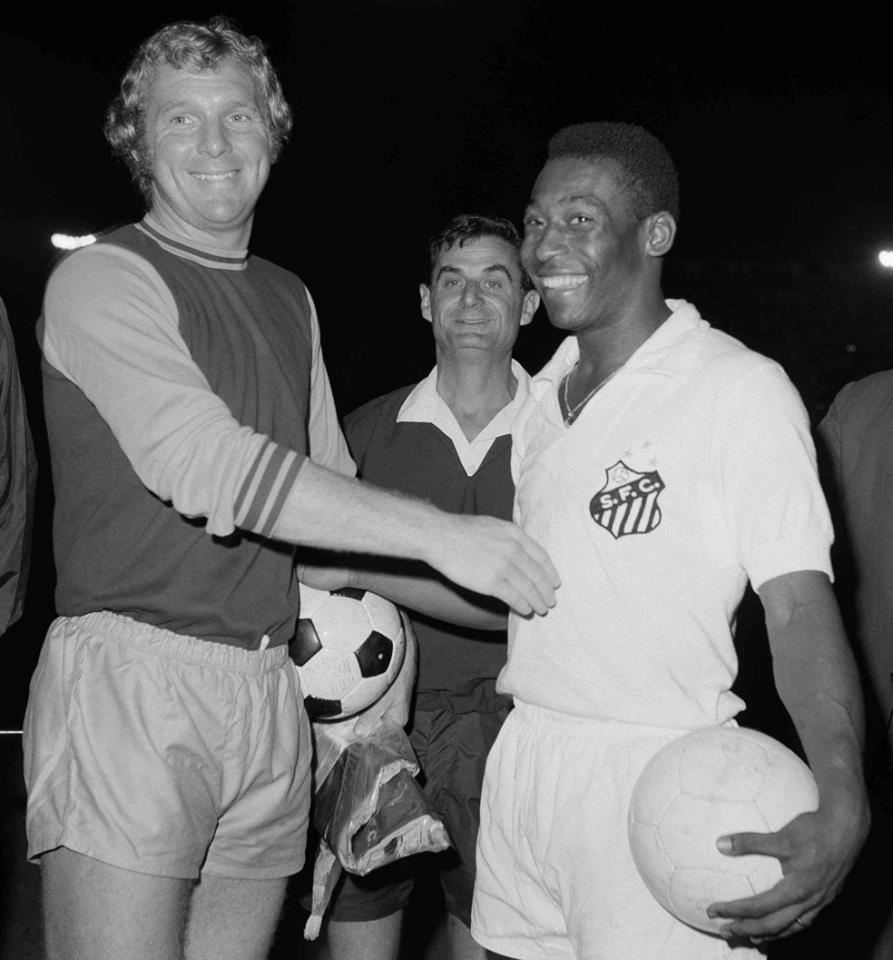 Encontro entre o inglês Bobby Moore e Pelé em 1970, dia em que o West Ham empatou com o Santos em 2 a 2, no Randall´s Island Stadium. Foto publicada no Facebook da ASSOPHIS