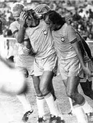 Da esquerda para a direita: Ademir da Guia, MArinho Chagas e Carbone, jogando pela Seleção Brasileira.