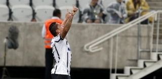 Pouco depois de perder lugar no time, volante ouviu pedido de dirigentes do clube para que aceitasse transferência
