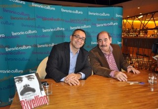 Rivellino em sua noite de autógrafos na Livraria Cultura
