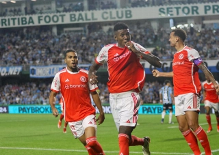 Colorados comemoram gol da vitória diante do rival no primeiro turno. Foto: Ricardo Duarte/Inter