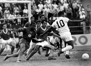 O Rei do Futebol diante de cinco adversários bugrinos. Foto: Reprodução