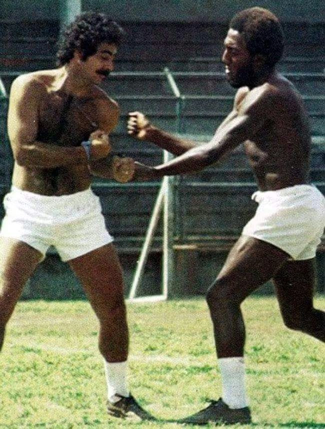 Pugilistas? Rivellino e Paulo Cézar Caju brincam de boxear durante treino do Fluminense nas Laranjeiras, em 1976. Foto: Divulgação