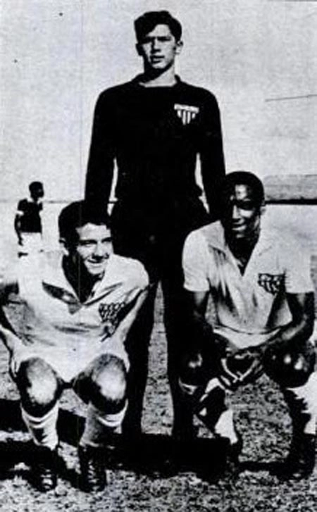 Ainda como amador, pelo Esporte Clube São José-SP, clube que defendeu entre 1966 e 1967. Não conseguimos identificar os dois atletas agachados. Foto: Reprodução