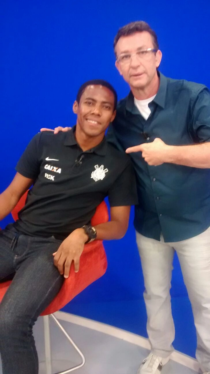 Elias, atual meia do Corinthians, e Neto, ex-craque do meio-campo, posaram para a foto no programa Os Donos da Bola. 